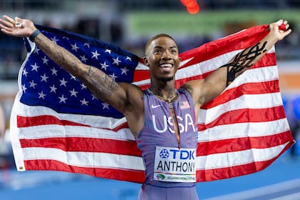 Jordan Anthony, la bandera y la sonrisa; en el certamen clasificatorio de su país dejó atrás a nada menos que Noah Lyles.