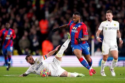 Jordan Ayew y Liam Cooper luchan por la pelota durante el partido de Premier League entre el Leeds y el Crystal Palace.