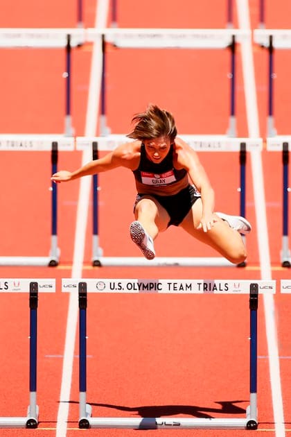 Jordan Gray compite en el Heptatlón de 100 metros con vallas para mujeres el día nueve de las pruebas del equipo de atletismo olímpico de EE. UU. 2020 en Hayward Field el 26 de junio de 2021 en Eugene, Oregon.  