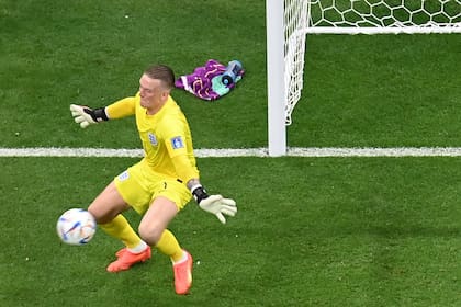 Jordan Pickford detiene el remate de Dia, la acción más clara de Senegal, en el primer tiempo