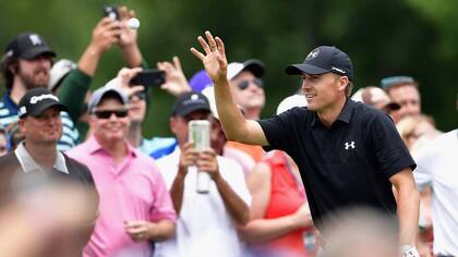 Jordan Spieth se divierte con la gente en la ronda de práctica, en Quail Hollow