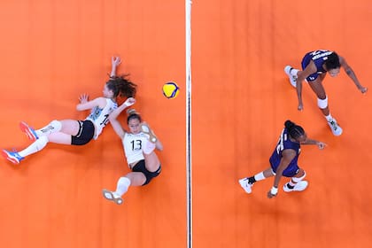 Jordan Thompson # 12 del Equipo de Estados Unidos y Foluke Akinradewo # 16 reaccionan después de anotar un punto contra el Equipo de Argentina durante el Preliminar Femenino - Grupo B en el segundo día de los Juegos Olímpicos de Tokio 2020 en Ariake Arena el 25 de julio , 2021 en Tokio, Japón.