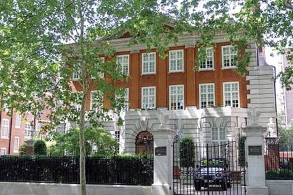 Se cree que Haya vive en una casa del exclusivo barrio londinense Kensington Palace Gardens valuada en 107 millones de dólares