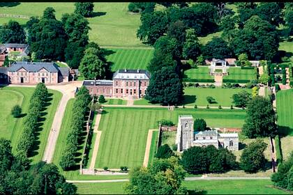 El emir también tiene una mansión en Inglaterra. Se trata de Dalham Hall, en Newmarket, Suffolk.
