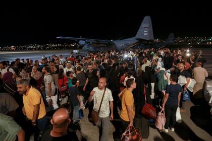 Jordanos evacuados de Sudán llegan a un aeropuerto militar en Amán, Jordania, el lunes 24 de abril de 2023. 