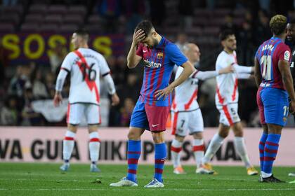 Jordi Alba no puede creer que Barcelona perdió de local ante Rayo Vallecano, y el título de Liga se le escurre