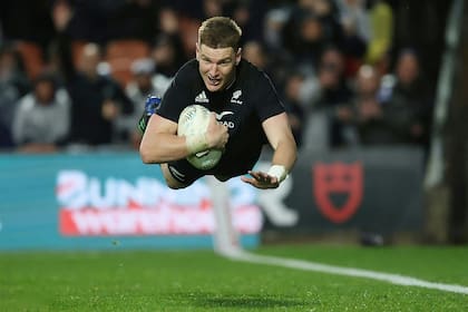 Jordie Barrett es eficaz tanto para quebrar defensas como para detener a adversarios; en el cuarto de final frente a Irlanda evitó un try in extremis.