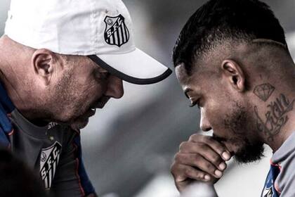 Sampaoli y el delantero Marinho; "El me enseñó a jugar al fútbol", dijo el brasileño, que atraviesa el mejor momento de su carrera