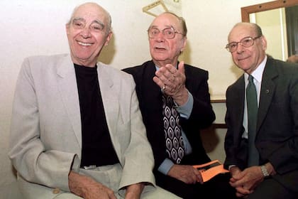 Guillermo Rico, Jorge Luz y el Pato Carret, tres de los Cinco Grandes del Buen Humor, homenajeados en el Teatro Colón de Mar del Plata, en 2001