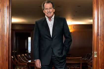 Jorge Brito, dueño del Banco Macro, disminuyó su exposición pública en la gestión de Mauricio Macri. Coincidió con las definiciones del Caso Ciccone. Pero fue uno de los pocos empresarios que participó de la asunción de Juan Manzur, a la que asistió Alberto Fernández. Tiene trato directo con Sergio