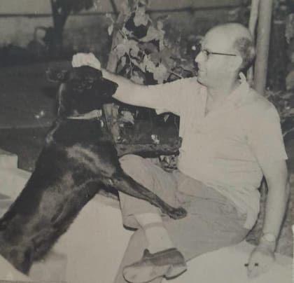Jorge Alberto Susini con la perra, Blacky, en la fábrica de la calle Buenos Aires