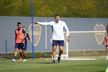 Jorge Almirón, al frente del entrenamiento de Boca
