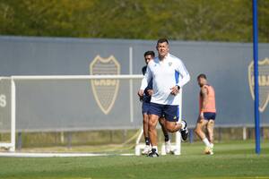 Jorge Almirón, al frente del entrenamiento de Boca; sigue con pruebas buscando su primera victoria en la Ribera