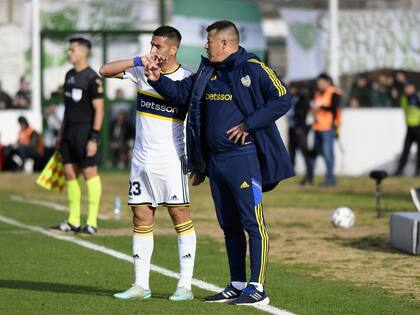 Jorge Almirón le da indicaciones a Diego Pulpo González