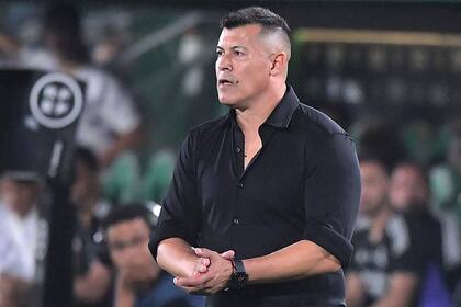 Jorge Almiron será reemplazado por Sergio Mantecón, secretario técnico del club