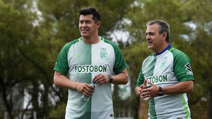 Jorge Almirón y el preparador físico Diego Osses mientras entrenaron a Atlético Nacional de Colombia