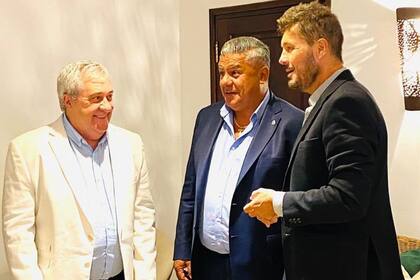 Todas sonrisas: Jorge Amor Ameal (Boca), Claudio Tapia (AFA) y Marcelo Tinelli (Liga Profesional) cuando todavía no se había desatado la interna por el poder del fútbol argentino.