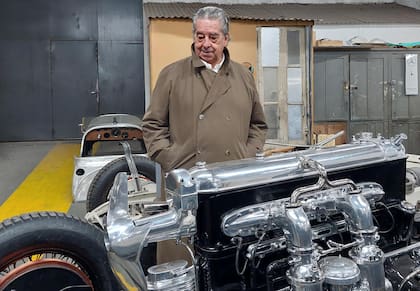 Jorge Anadón junto a una de sus criaturas