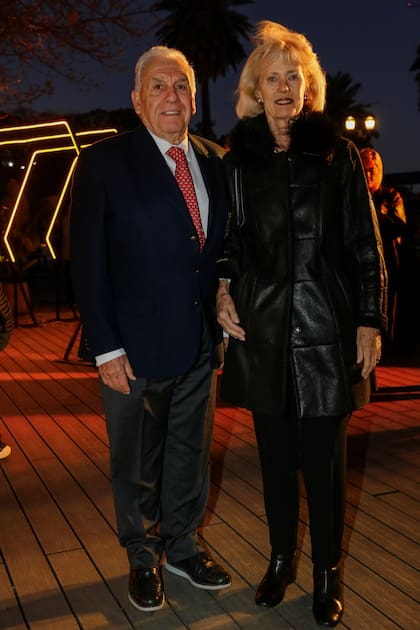 Jorge Anzorreguy, presidente de Tortugas Country Club, y Silvia Moliné O’ Connor