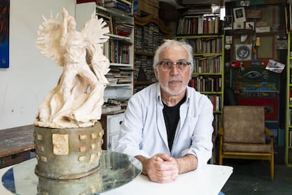 Jorge Aranda en su atelier, junto a su obra: "El Ángel de la Puerta 12"