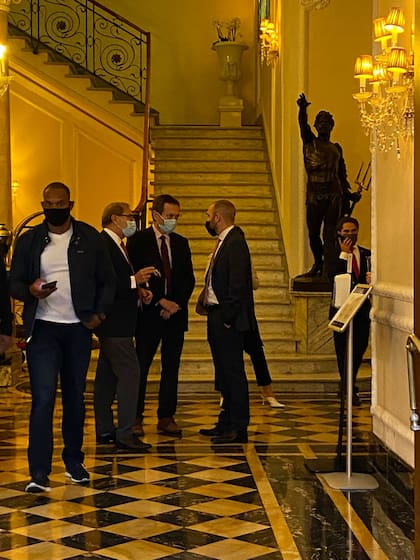 Jorge Argüello, Gustavo Beliz y Martín Guzmán, en el hotel de Roma en que se aloja el Presidente
