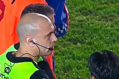 Jorge Baliño fue rodeado por futbolistas tras un Barracas Central vs. Patronato en 2022 y quedó en el centro de los cuestionamientos por no haber cobrado penal después un pisotón de Luis Advíncula a Enzo Copetti en Boca 2 vs. Rosario Central 1, hace 11 días.