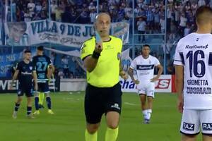 Jorge Baliño muestra una piedra, uno de los proyectiles que cayeron durante los preparativos del penal en Tucumán