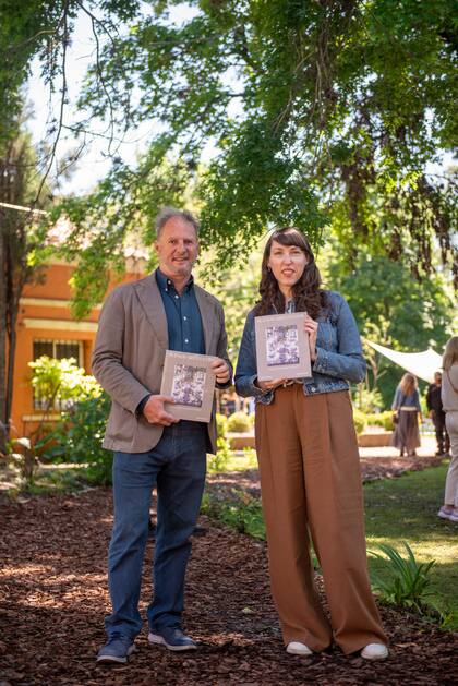 Jorge Bayá Casal y Karina Azaretzky dieron una charla y presentaron su libro.