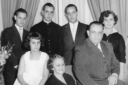 Jorge Bergoglio (arriba, centro izquierda) junto a sus hermanos, hermanas y padres