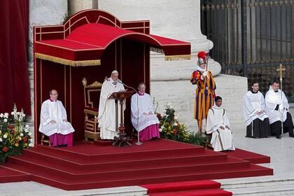 Jorge Bergoglio salió de la Basílica de San Pedro, donde practicó los rituales de investidura del poder papal, y presidió la misa de asunción