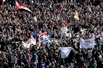 Jorge Bergoglio salió de la Basílica de San Pedro, donde practicó los rituales de investidura del poder papal, y comenzó la misa de asunción