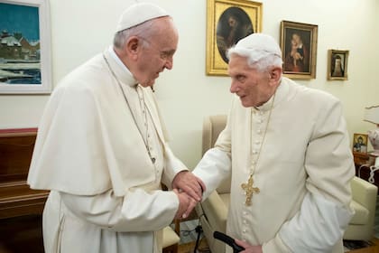 Jorge Bergoglio y su predecesor, Joseph Ratzinger, en un encuentro en el Vaticano