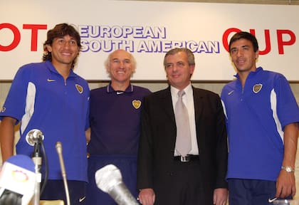 Jorge Bermudez, coach Carlos Bianchi, vice presidents Pedro Pompilio and José Pasualdo, at the press conference held by Boca at his hotel, on 22 November 2000