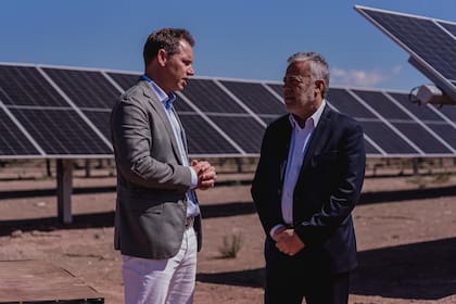 Jorge Brito, accionista de Genneia, junto al gobernador Alfredo Cornejo