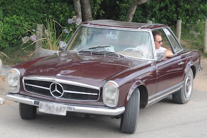 Jorge Brito al volante de su coupé Mercedes Benz 280 SL, un modelo de fines de los años sesenta.