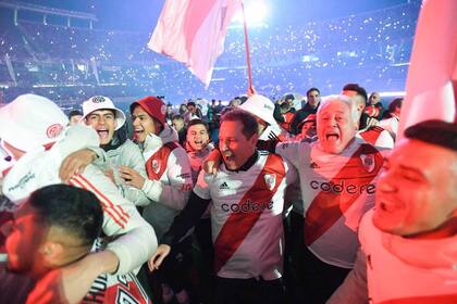 Jorge Brito da la vuelta olímpica en el estadio Monumental