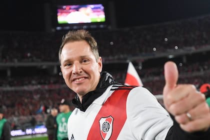 Jorge Brito, presidente de River, celebrando en el campo de juego del Monumental luego de la conquista del título en la Liga Profesional 2023