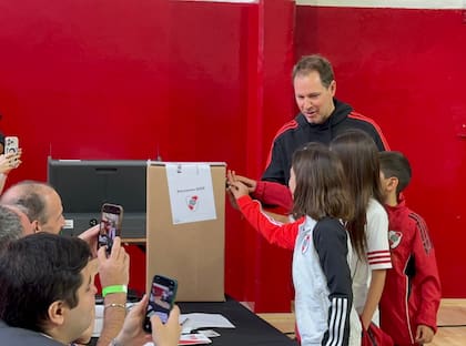 Jorge Brito votó acompañado de sus tres hijos.