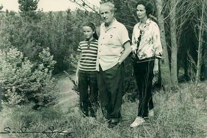 Jorge bunge, su hija Cecilia y su nieta Sara en Pinamar, en 1960