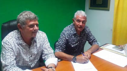 Jorge Burruchaga firmó su contrato con Sarmiento