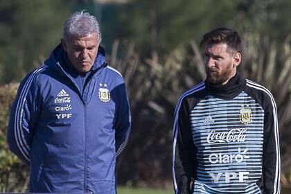 Jorge Burruchaga y Messi en el predio de Ezeiza