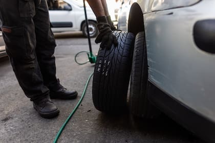 Jorge busca una medida alternativa a la que necesita su cliente, que se encuentra fuera de stock
