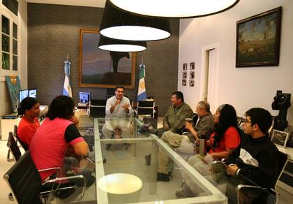 Jorge Capitanich, en una reunión en su despacho de 2015 a la que asistieron César Sena, Marcela Acuña y el hijo de ambos, César Sena, ahora acusados del crimen de Cecilia