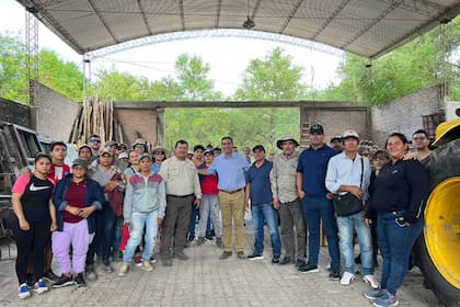 Jorge Capitanich y Emerenciano Sena, en la chanchería del piquetero en una imagen de 2018. Se sospecha que ahí el clan Sena intentó deshacerse del cuerpo de Cecilia Strzyzowski