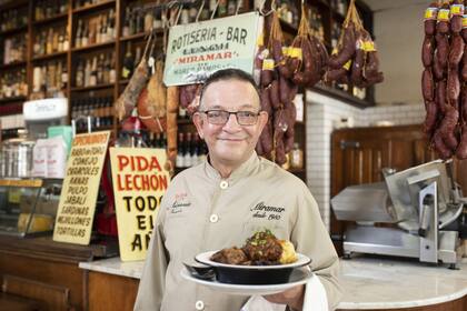 Jorge Cárdenas, uno de los mozos históricos del bodegón