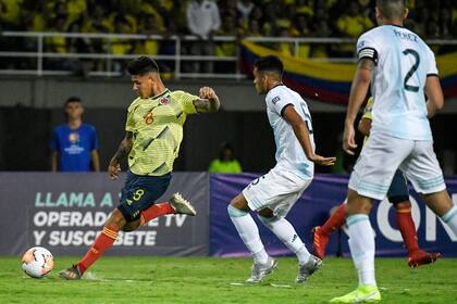 Jorge Carrascal, de River, está por sacar el derechazo del 1-0 a los 6 minutos.