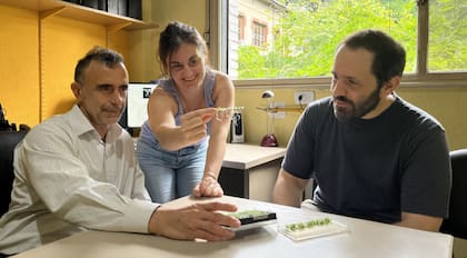Jorge Casal (izq.), coordinador del trabajo argentino, junto a Belén Borniego y Matías Ezequiel Pereyra, coautores del estudio. Gentileza Agencia CyTA-Leloir.