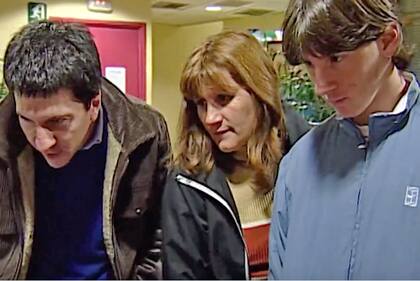 Jorge, Celia y Lionel Messi miran el video del debut