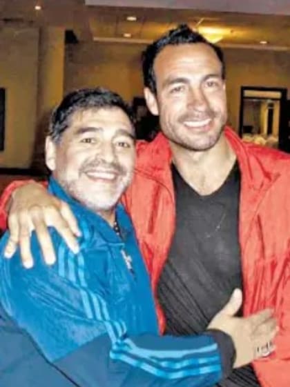 Jorge Cervera junto a Diego Maradona, con quien cumplió el sueño de jugar junto con él en el showbol