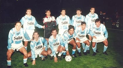Jorge Cervera, parado, el último hacia la derecha, con la camiseta de Gimnasia y Tiro de Salta